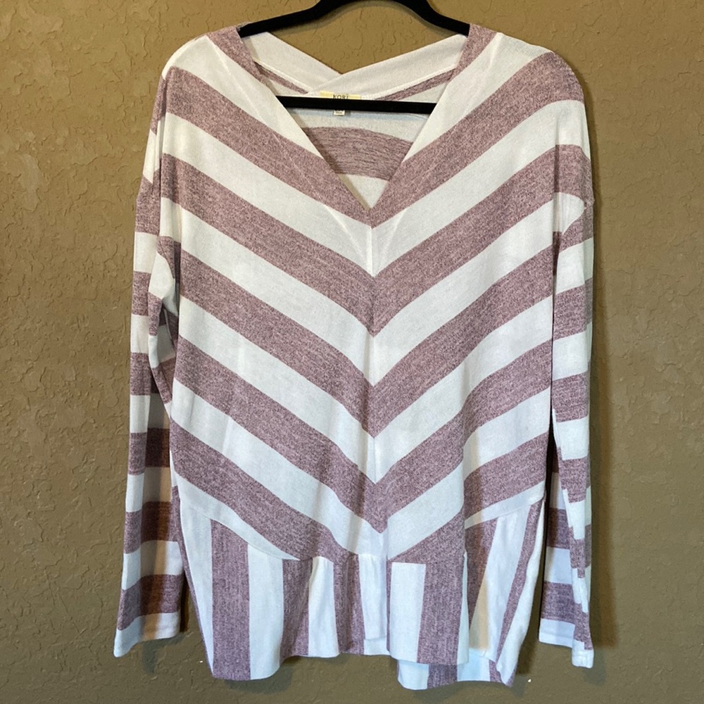 Perfect lightweight v neck sweater! Cute bottom detail! Purchased via Stitchfix